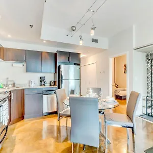 https://luxury-2br-condo-king-bed-stunning-city-views.calgaryhotelsearch.com